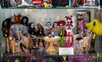 /album/fotogalerie-galerie-panenek-dollsland-v-praze-nejvetsi-vystava-panenek-a-auticek/v-galerii-mame-stale-k-videni-sbirku-uzasnych-ooak-monster-high-panenek-jpg/